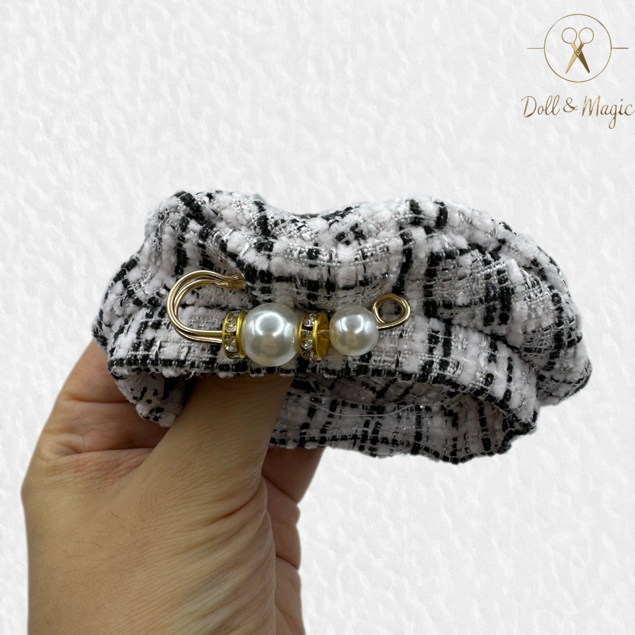 （No Doll)Cute Clothes Set for 17cm Doll – Chic Style Doll Outfit with Beret, Shawl, White Pants，and Bow – Kawaii Doll Clothes Accessories for Collectors & Fans