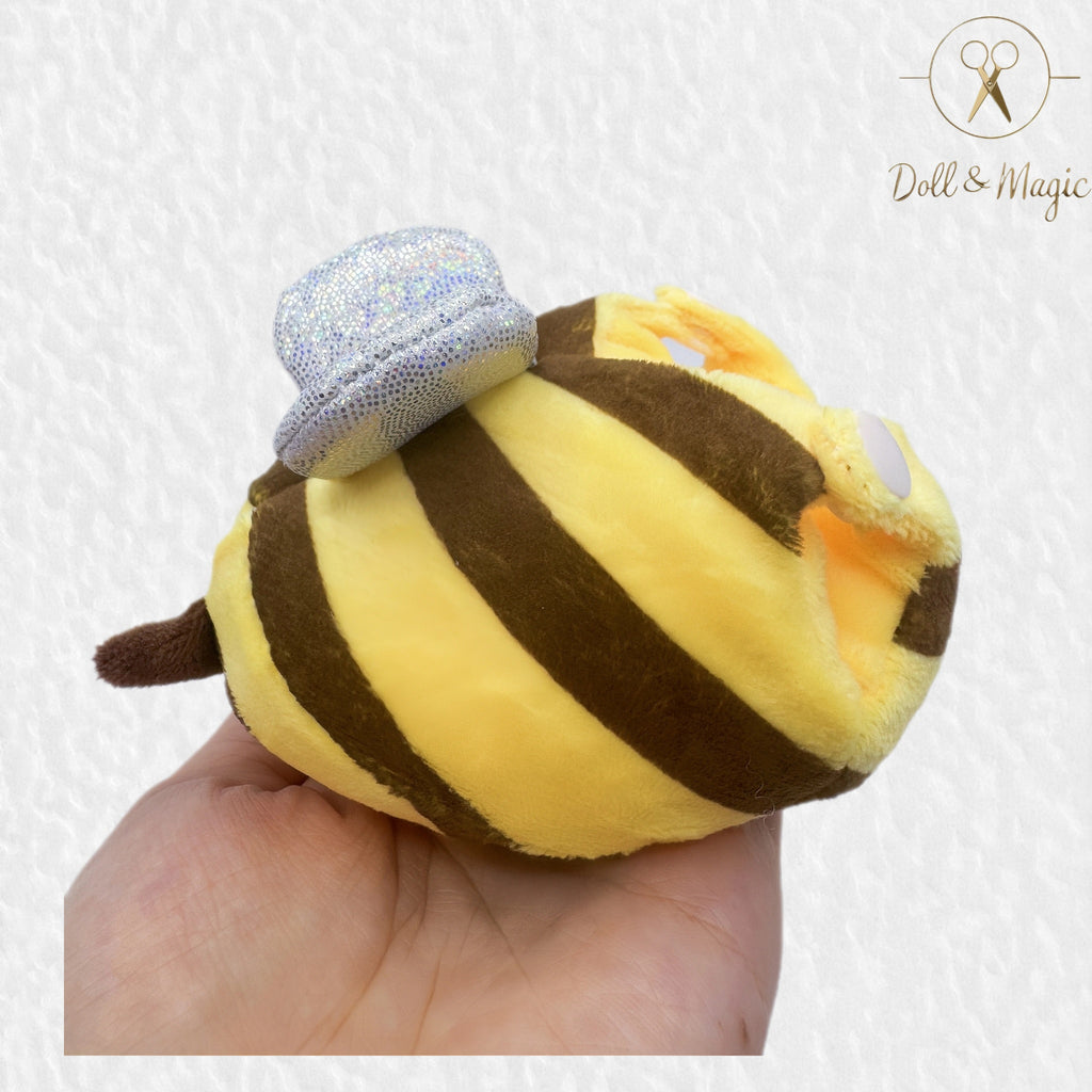 （No Doll)Cute Clothes Set for 17cm Doll – Chic Style Doll Outfit with Hat and Overalls – Kawaii Doll Clothes Accessories for Collectors & Fans